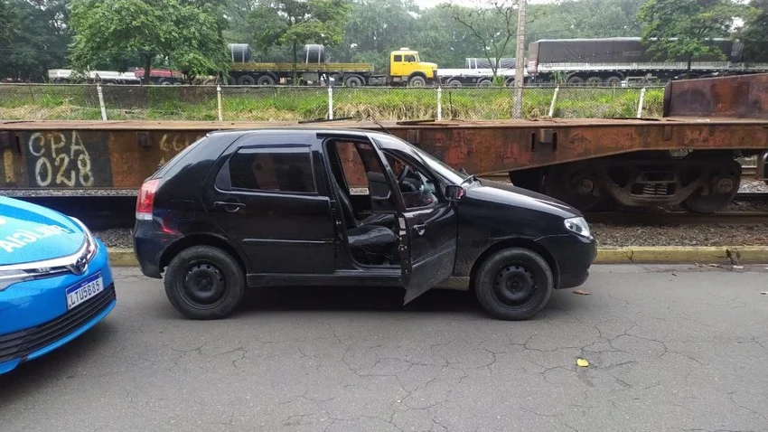 Roubo de carro e troca de tiros na Vila Santa Cecília em Volta Redonda