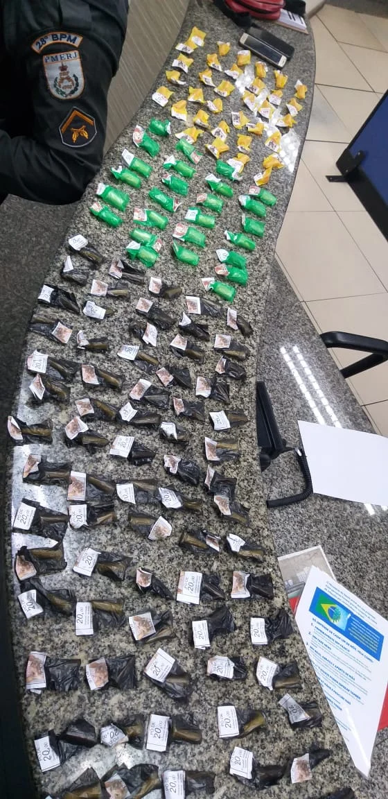 135 pinos de cocaína e 4 presos no Jardim Belmonte em Volta Redonda.