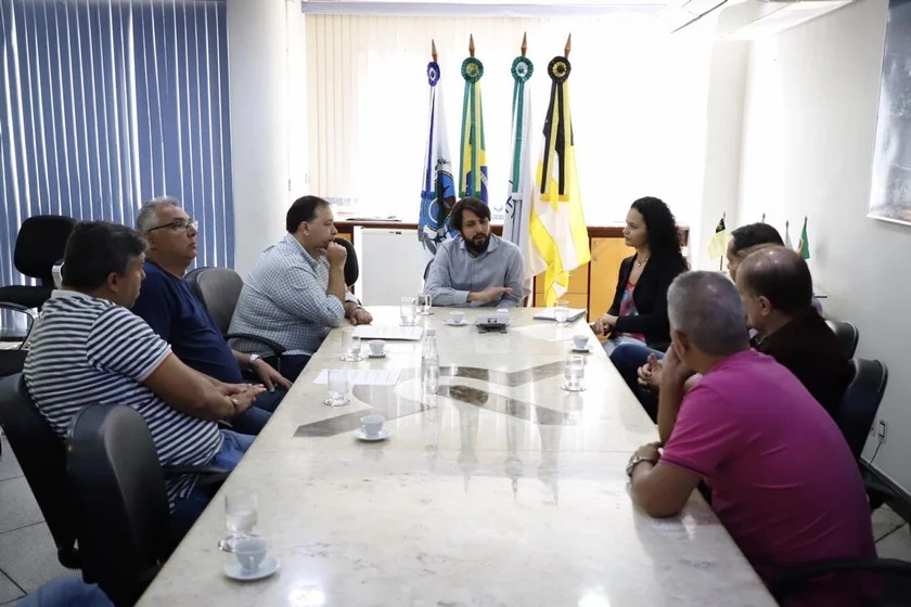 Prefeito Samuca Silva se reúne com comerciantes da Vila Santa Cecilia