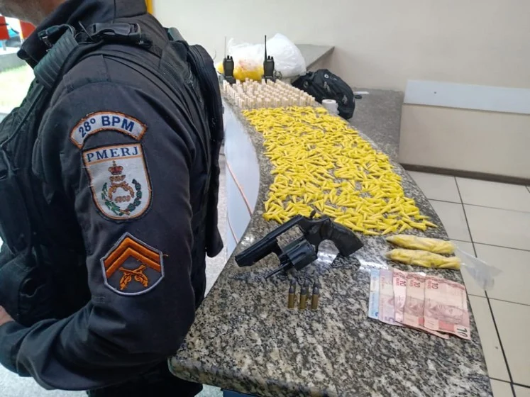 Apreensão de drogas e arma no bairro vila coringa em Barra Mansa.