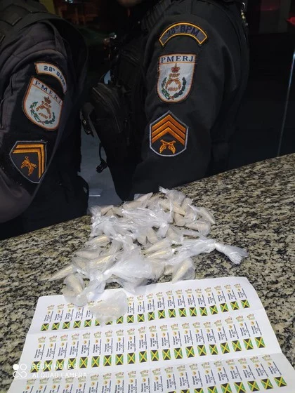 Adolescente é apreendida com drogas na vila delgado em Barra Mansa.