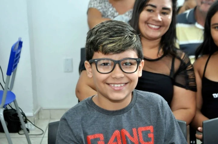 Óculos são entregues a estudantes da rede municipal