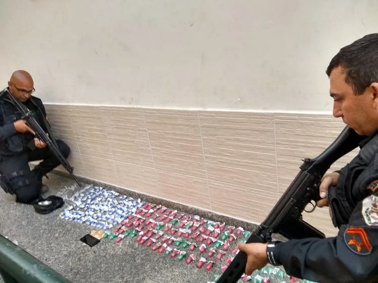 Tráfico a apreensão de drogas no Morro da Conquista em Volta Redonda.