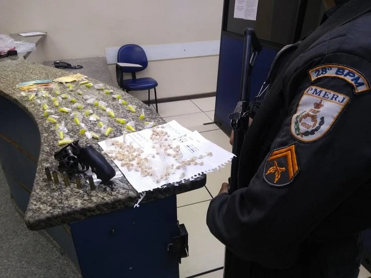 Entorpecentes e arma de fogo foram apreendidos com três suspeitos no Bairro Nova Esperança em Barra Mansa