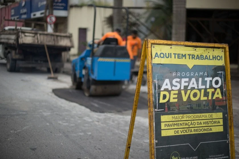 Equipes da prefeitura de Volta Redonda realizam serviços de limpeza e tapa buraco nos bairros