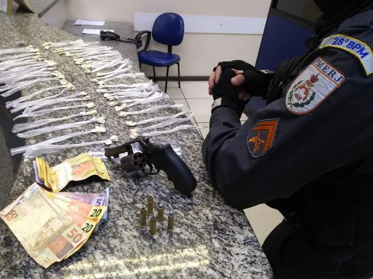 Arma e drogas são apreendidas em Barra Mansa