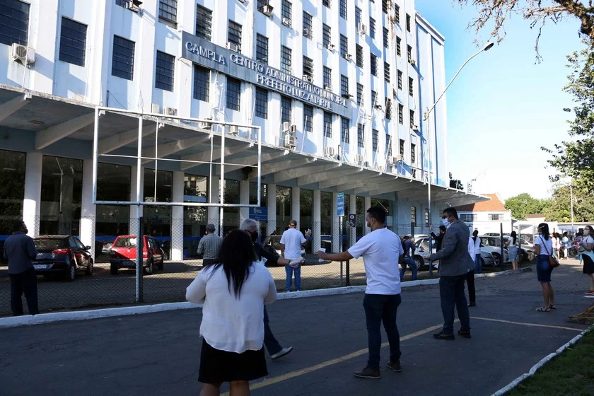 Grupo de fieis da Igreja Assembleia de Deus realizam cerimônia de adoração em frente à prefeitura