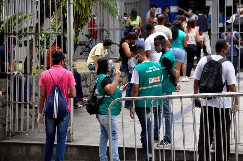 Prefeitura de Barra Mansa realiza serviço de orientação e assistência médica nas filas dos bancos