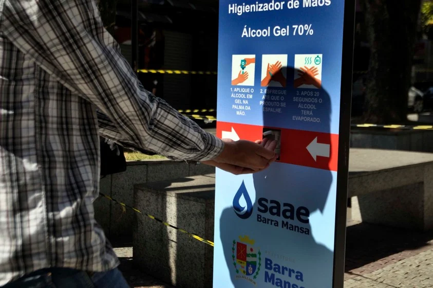 Saae de Barra Mansa amplia instalação de totens com álcool gel