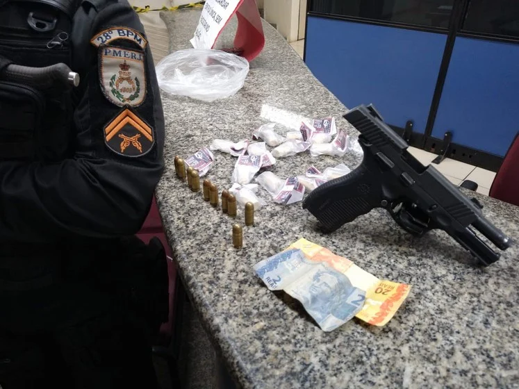Dois suspeitos presos com arma e drogas no Morro da Conquista em Volta Redonda