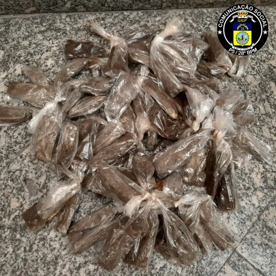 Suspeitos fogem abandonando 95 trouxinhas de maconha em linha férrea em Volta Redonda