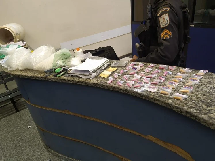 Após troca de tiros PM prende suspeito de tráfico de drogas em Barra Mansa