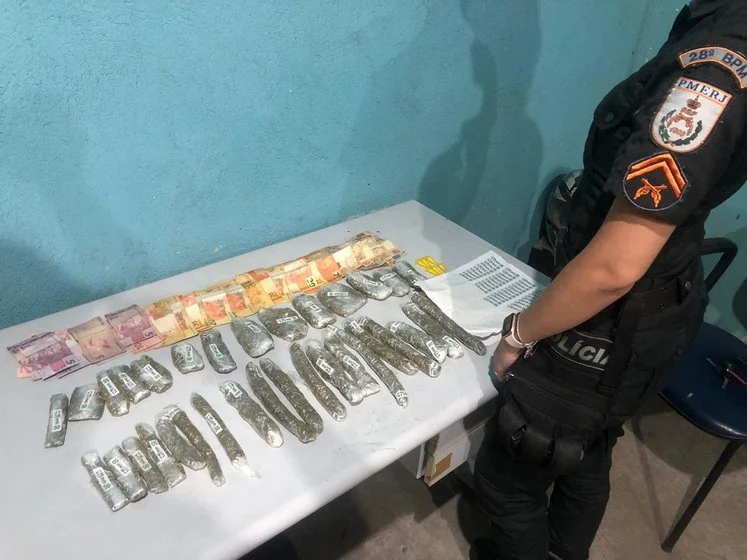 Apreensão de drogas no bairro Dom Bosco em Volta RedondaJPG