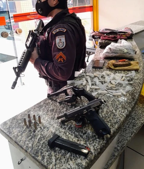 Dupla suspeita de tráfico de drogas e porte ilegal de arama é presa em Barra Mansa