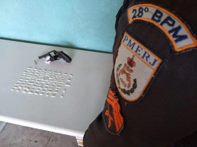 Homem é preso com arma e drogas em Volta Redonda