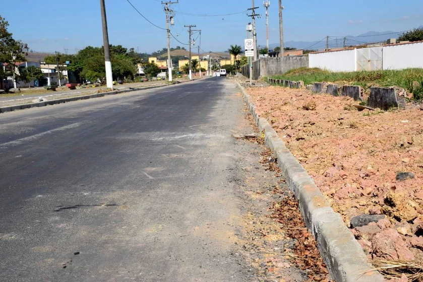 Prefeitura de Resende faz manutenção da Rua Maranhão no bairro morada do contorno