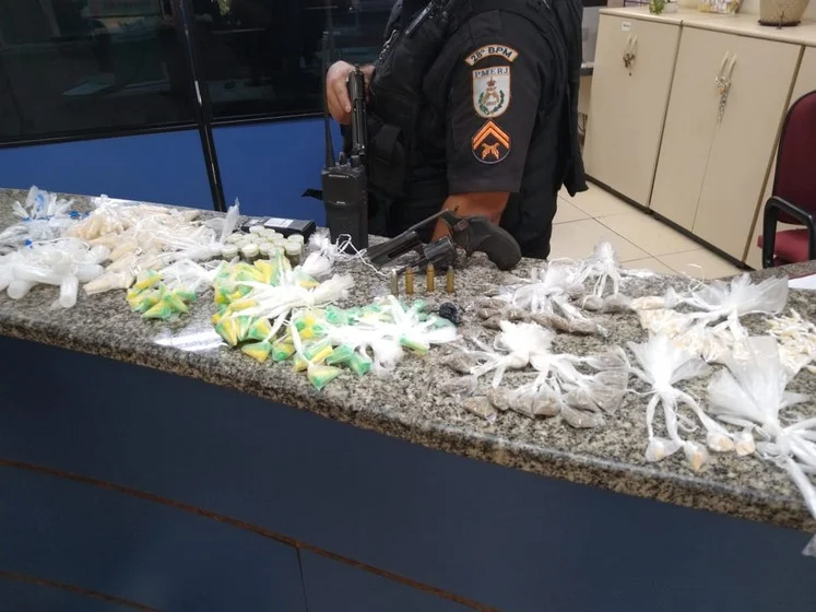 Apreensão de drogas e traficante na Grota do Germano Retiro Volta Redonda