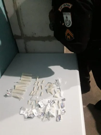 POLÍCIAS MILITARES FAZEM APREENSÃO POR TRÁFICO