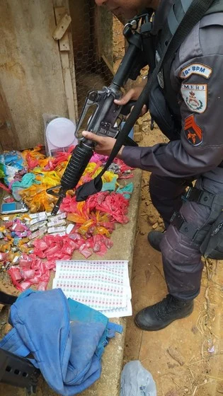 Policiais militares apreendem materiais de gerente do tráfico