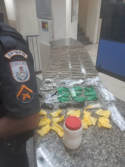 policiais militares apreendem drogas após fuga de traficantes