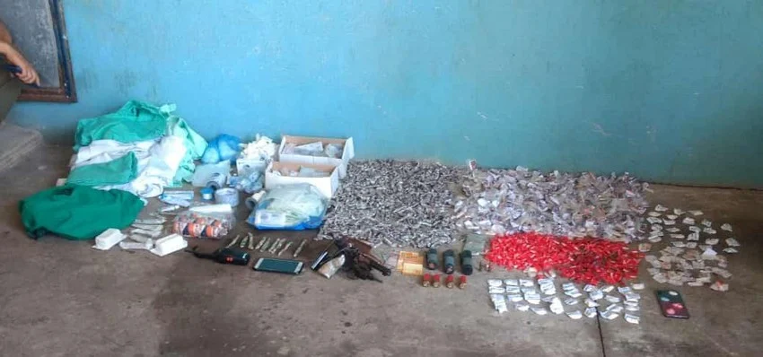 policiais militares apreendem materiais do trafico