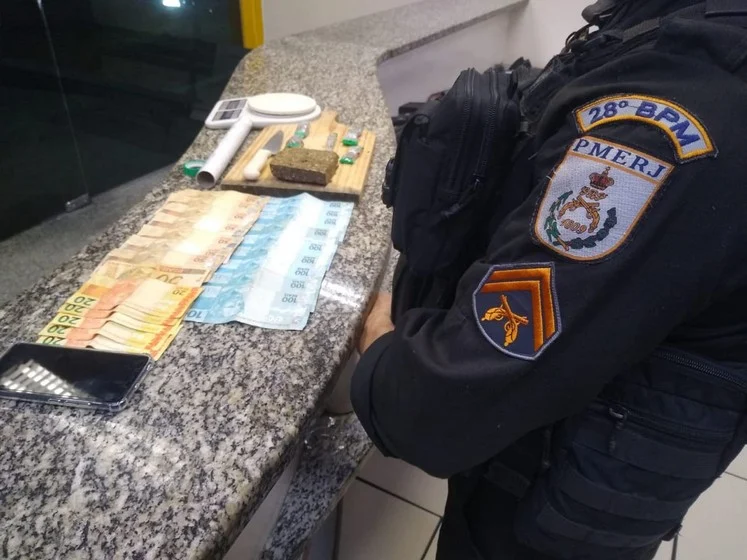 apreensao por trafico de drogas no bairro santa rosa