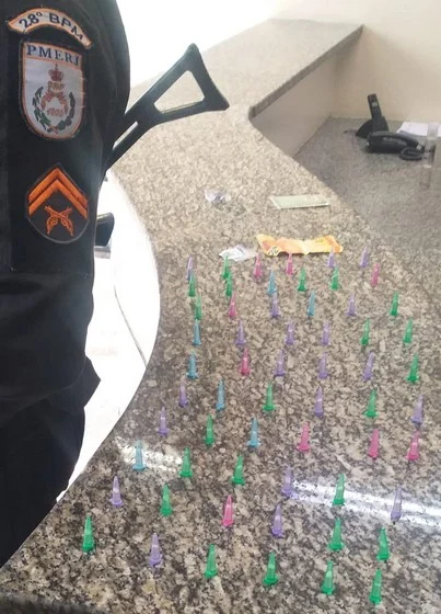 jovem e preso por trafico de drogas no vista alegre em barra mansa