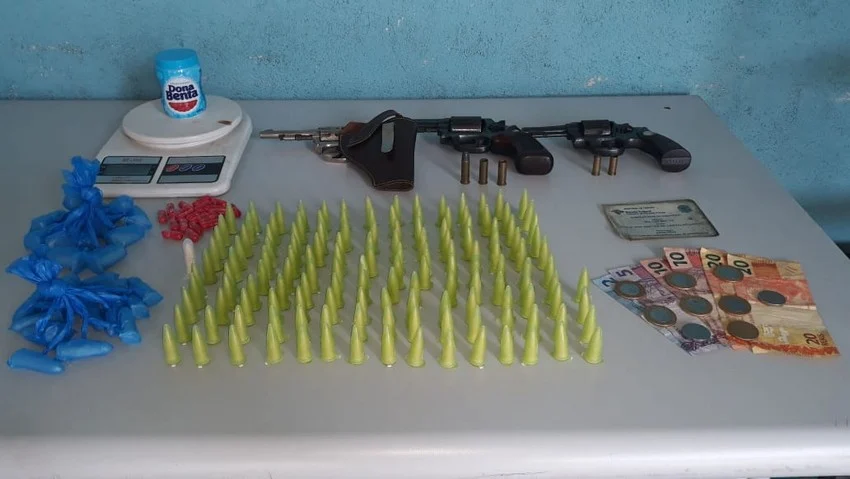 PM faz apreensão de Armas e Materiais Entorpecentes na casa de Militar em Volta Redonda