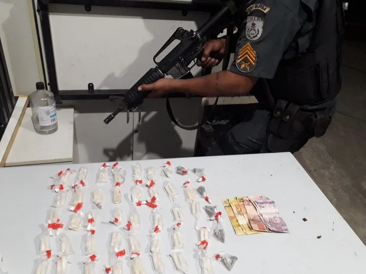 PM faz Apreensão de dois suspeitos por tráfico no bairro Santa Inês em Volta Redonda