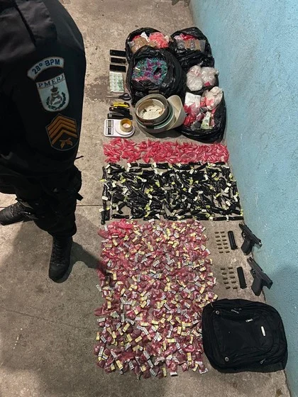Confronto armado entre policiais e traficantes, termina com dois mortos e grande apreensão de materiais do tráfico, no bairro Roma em Volta Redonda