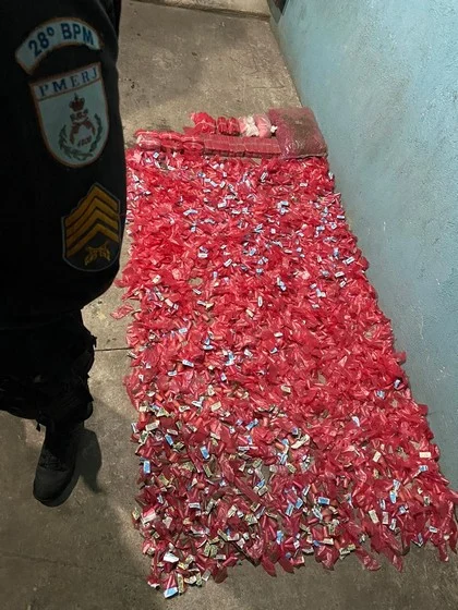 PM apreendem grande quantidade de materiais para embalar drogas no bairro Roma em Volta Redonda