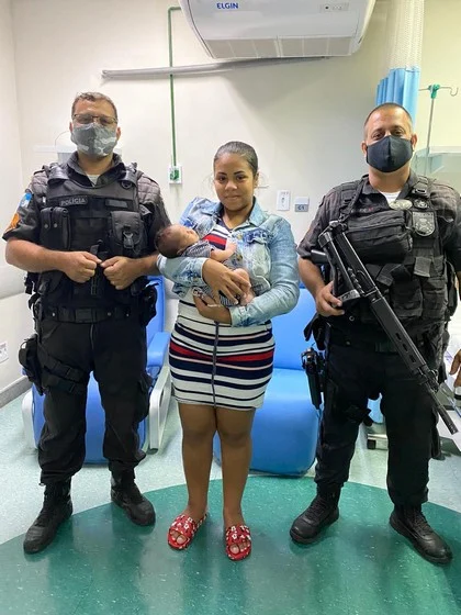 Policiais militares salvam recém-nascido de broncoaspiração de leite materno em Volta Redonda