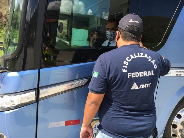 Ação ‘Vou de Cinto’ orienta mais de 500 passageiros de ônibus sobre obrigatoriedade do uso do cinto de segurança na via Dutra
