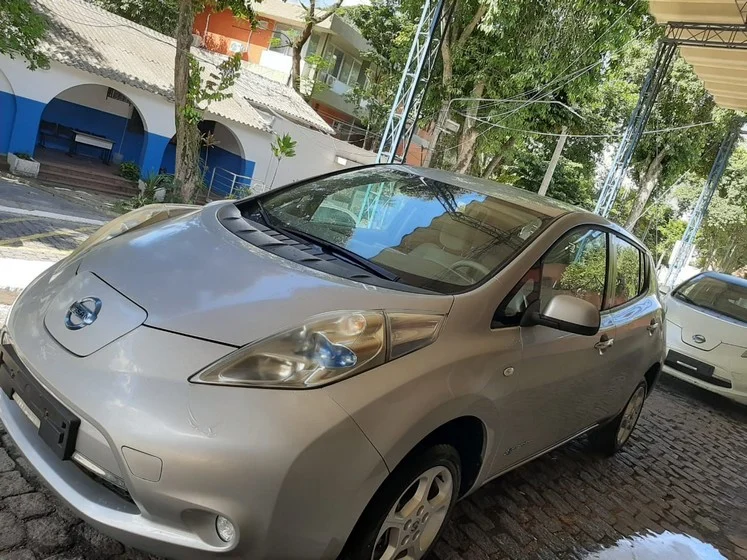 Alunos da FAETEC recebem doação de carros elétricos da Nissan