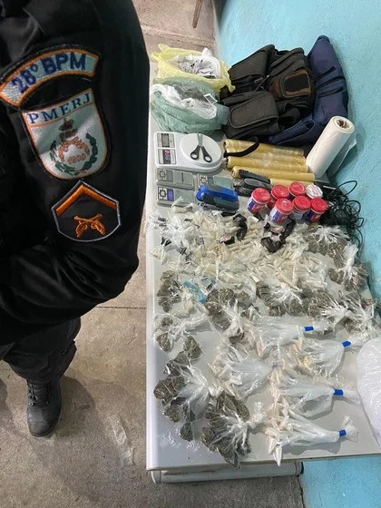 PM apreende materiais de traficantes no bairro Retiro em Volta Redonda.