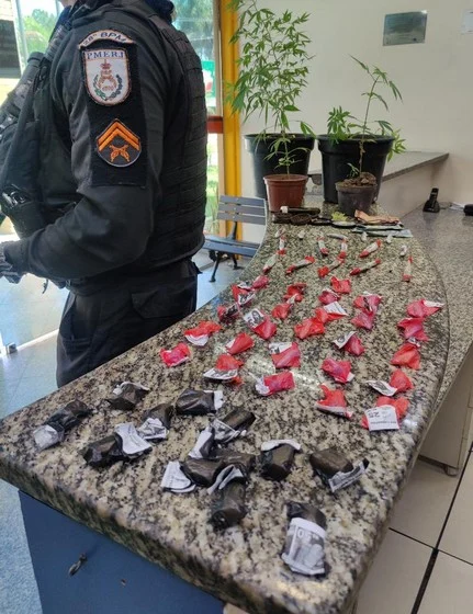 Jovem de 22 anos é preso por tráfico de drogas em Barra Mansa.