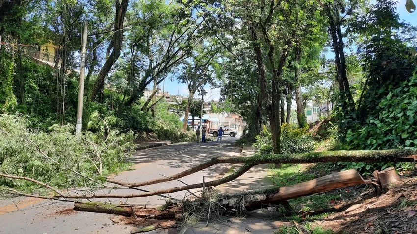 Forte chuva em Pinheiral deixa ruas interditadas e sede da Prefeitura sem acesso à internet e telefone