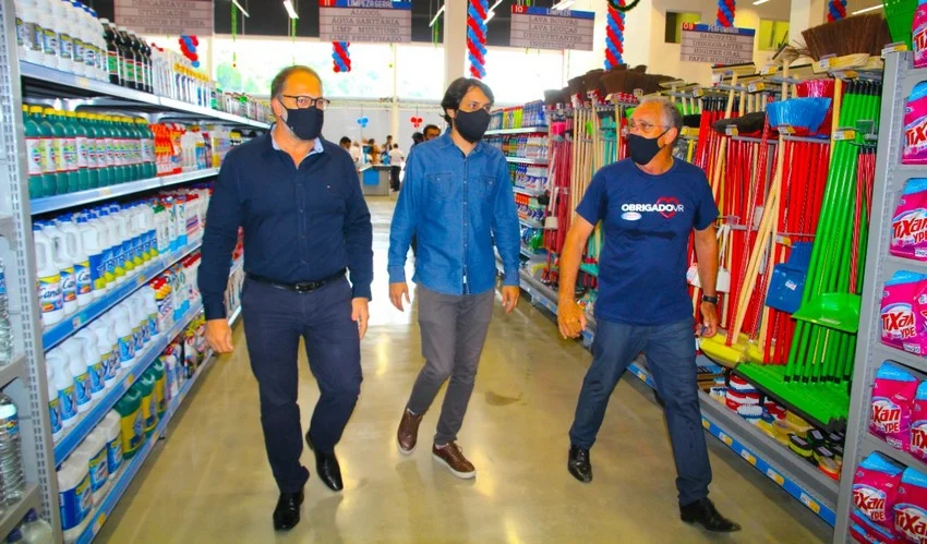 Prefeito Samuca Silva participa de inauguração de hipermercado em Volta Redonda
