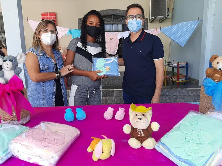 Prefeito Ednardo Barbosa entrega kits natalidade para gestantes em Pinheiral