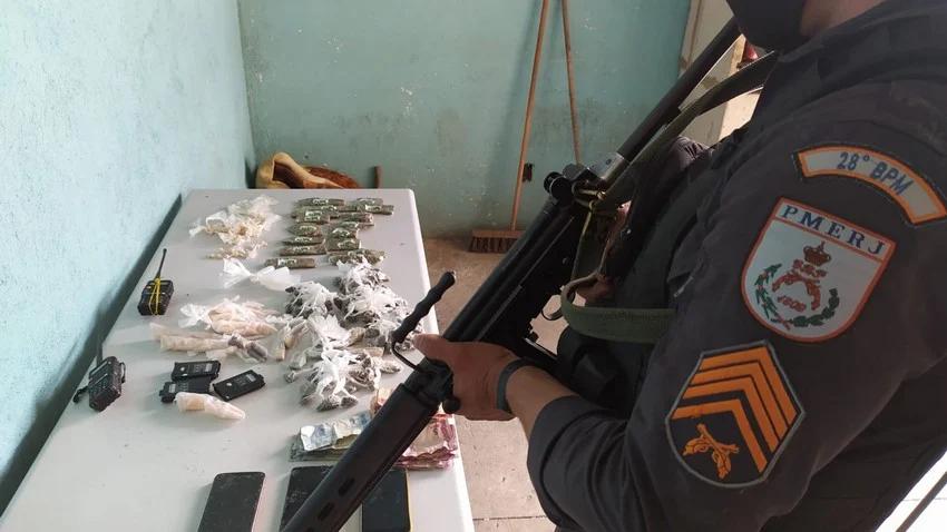 PM prende 4 suspeitos de tráfico de drogas em Três Poços – Volta Redonda.