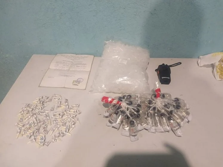 Apreensão de materiais do tráfico no bairro Siderlândia em Volta Redonda