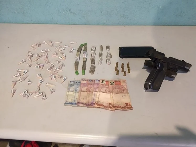 Dois suspeitos foram detidos pela PM por tráfico de drogas e porte ilegal de arma no bairro Siderlândia em Volta Redonda.