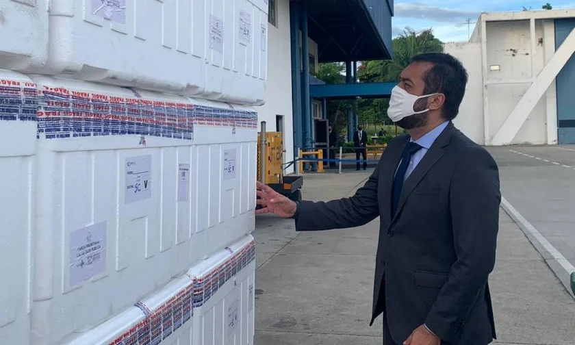 Governador em exercício recebe lote de vacina contra a Covid-19