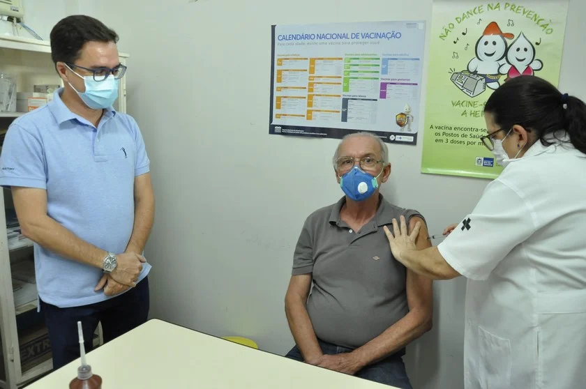 Médico que atua na linha de frente desde o início da pandemia é o primeiro a receber primeira dose da vacina contra a covid-19 em pinheiral
