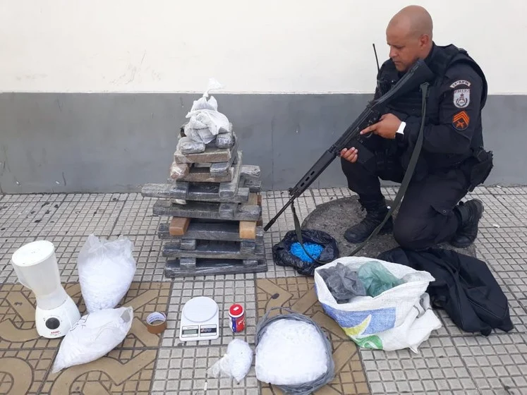 PM faz nova apreensão de materiais do tráfico no bairro Retiro em Volta Redonda