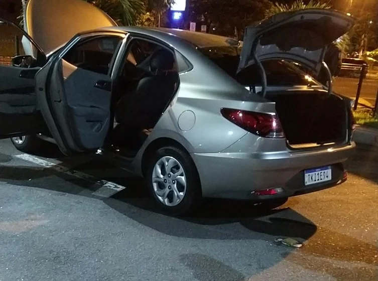 Policiais Militares, recuperam em Volta Redonda veículo roubado em Duque de Caxias-RJ.