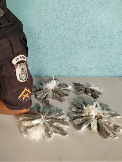 Ação da PM, no bairro Coqueiros em Volta Redonda, apreende entorpecente de traficantes.