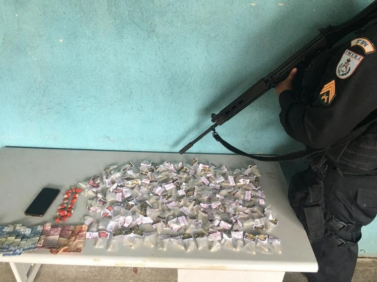 Apreensão pela PM de um suspeito e materiais entorpecentes no Condomínio Ingá II, no bairro Santa Cruz em Volta Redonda
