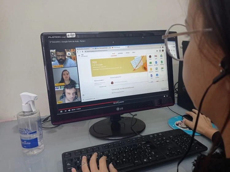 Educação de Volta Redonda capacita 2,3 mil profissionais para uso de tecnologias durante aulas Setor administrativo das escolas já recebeu formação e professores estão sendo treinados para utilização da plataforma gratuita Google for Education   A Secretaria Municipal de Educação (SME), através do Centro de Mídias Educacionais de Volta Redonda, está capacitando 2,3 mil profissionais da rede de ensino para uso de tecnologias durante as aulas. A formação de 20 horas tem como objetivo tornar essas pessoas aptas a trabalhar com as ferramentas tecnológicas de ensino disponíveis. Por causa da educação remota, devido à pandemia do novo coronavírus, a secretaria adotou a plataforma Google for Education - que é gratuita e, assim, não tem custos aos cofres públicos. Diretores, diretores adjuntos, secretários e auxiliares administrativos já receberam a capacitação
