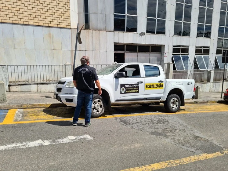 Força-Tarefa da prefeitura autua igreja após denúncias em Volta Redonda